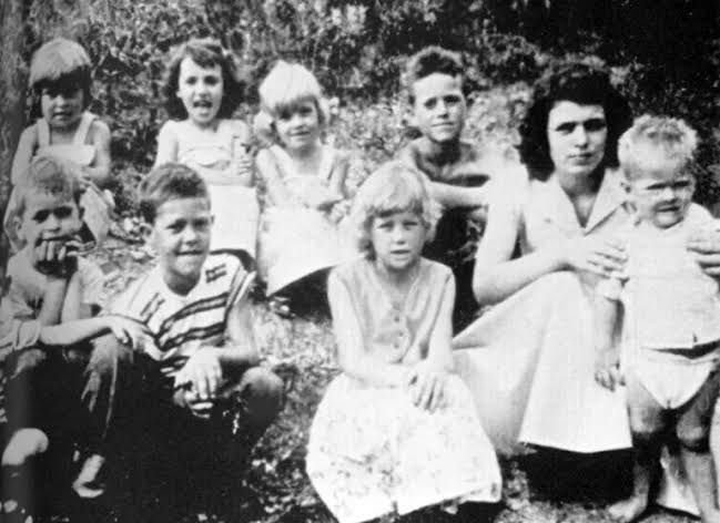 Dolly Parton Comes from a Huge Family. Here's What Her Siblings Are Doing  Today